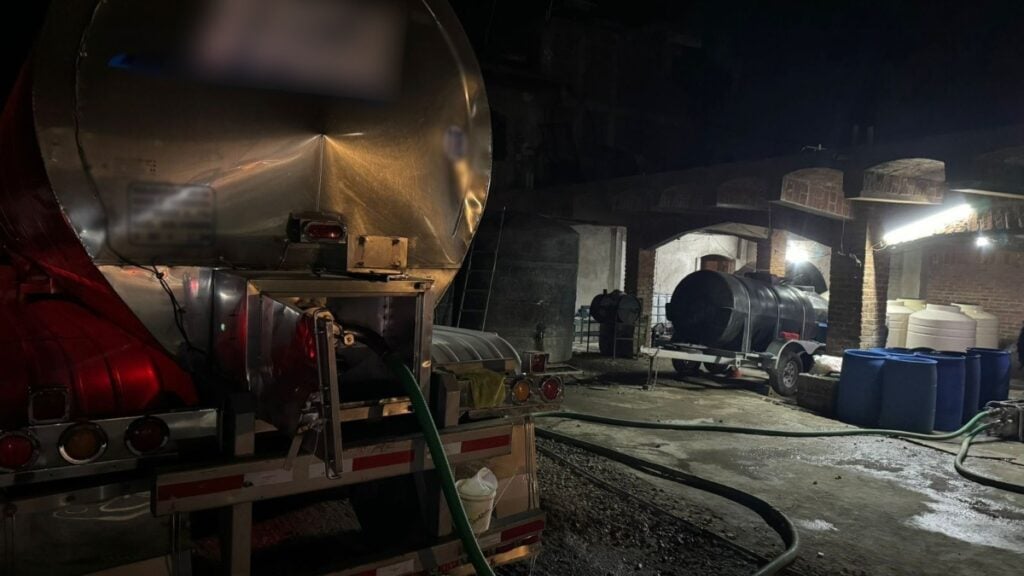 Almacén de 'huachileche' es asegurado en Irapuato, detienen a 2