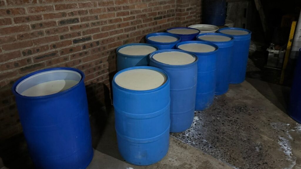 Almacén de 'huachileche' es asegurado en Irapuato, detienen a 2