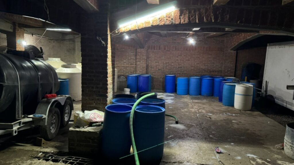 Almacén de 'huachileche' es asegurado en Irapuato, detienen a 2