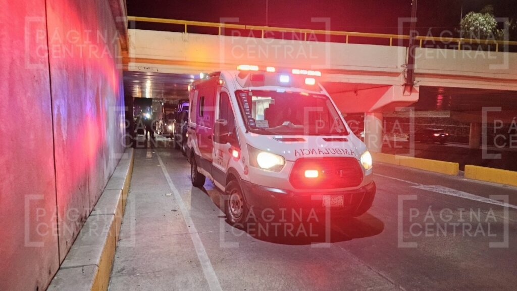 Choca camión de pasajeros en el puente del Malecón del Río
