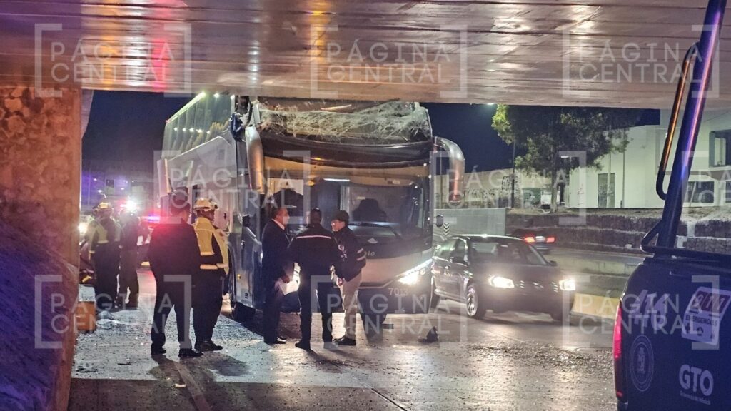 Choca camión de pasajeros en el puente del Malecón del Río
