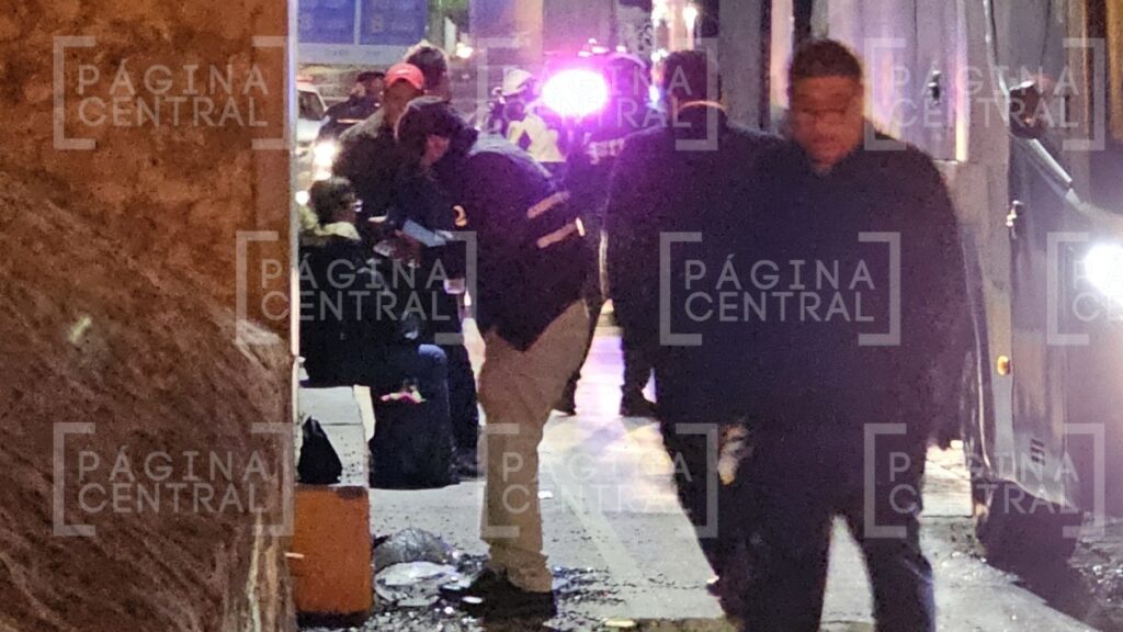 Choca camión de pasajeros en el puente del Malecón del Río