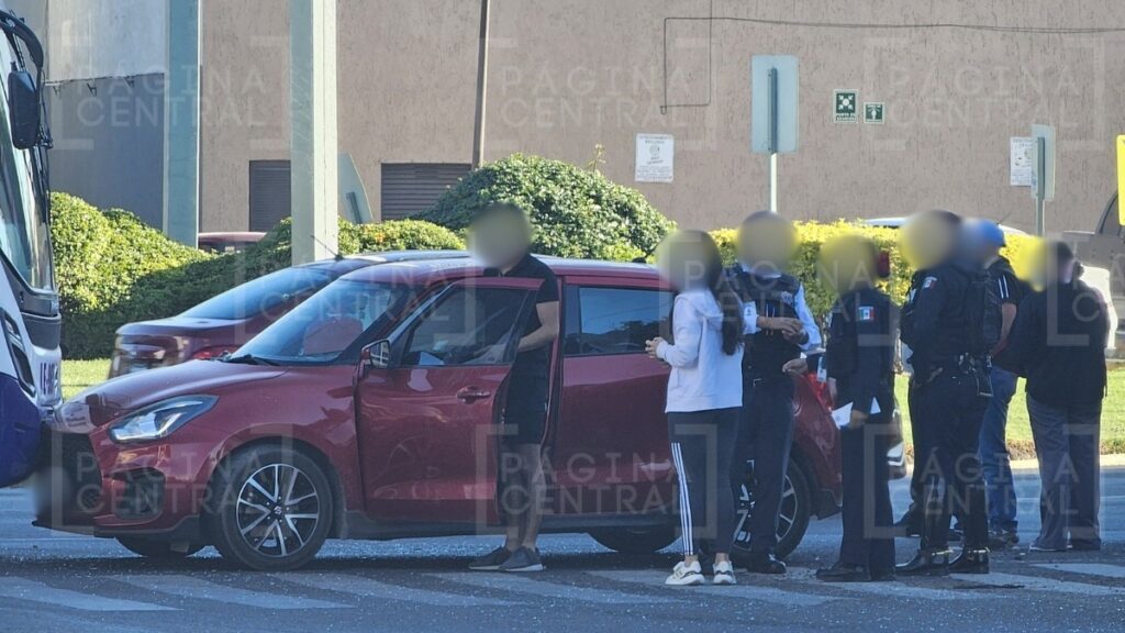 Choque en León: Ruta 20 impacta auto en glorieta de Mariano Escobedo