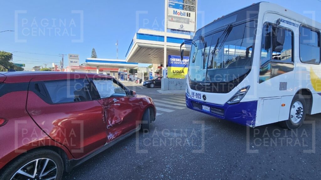 Choque en León: Ruta 20 impacta auto en glorieta de Mariano Escobedo
