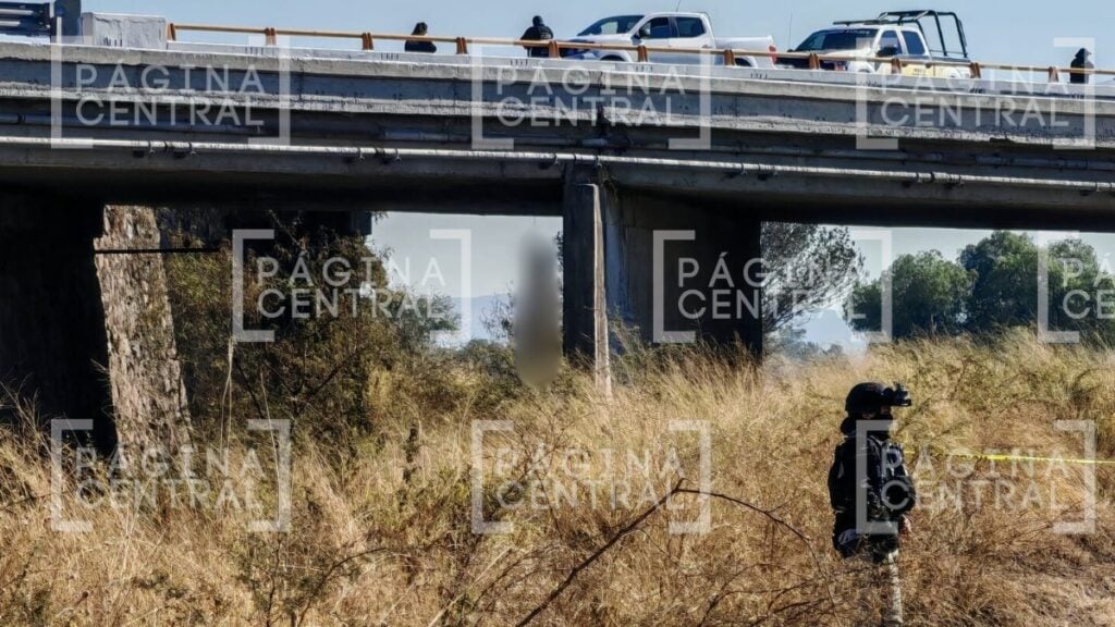 Dejan colgados tres cuerpos en puente de Salamanca