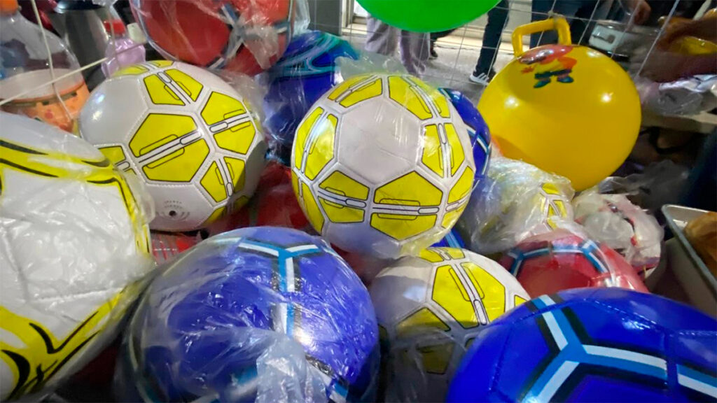 Los Reyes Magos y sus ayudantes llenan de magia los tianguis de León