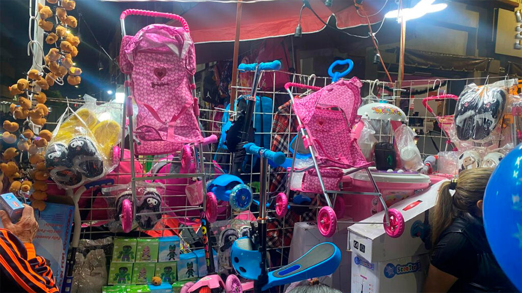 Los Reyes Magos y sus ayudantes llenan de magia los tianguis de León