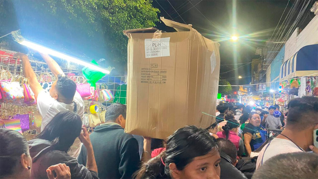 Los Reyes Magos y sus ayudantes llenan de magia los tianguis de León