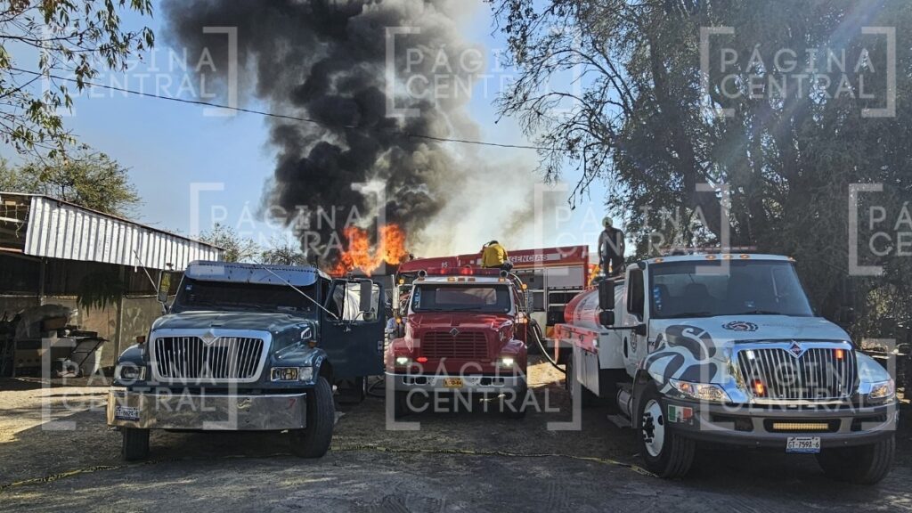Incendio en bodega: Grandes llamas consumen tarimas de plástico