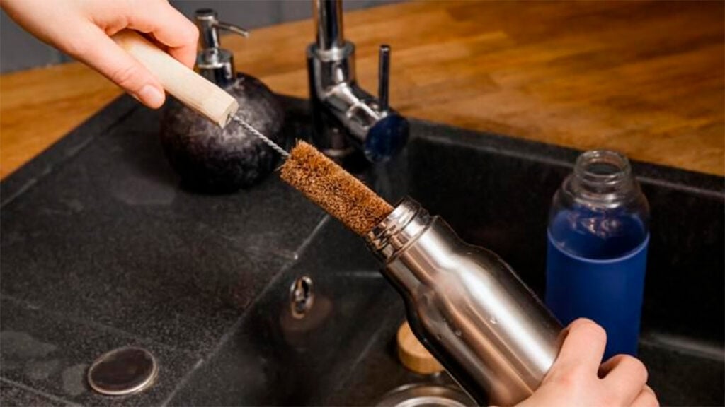 ¿Cada cuánto se debe lavar la botella de agua? 