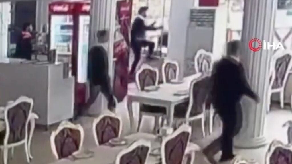 Niña cae de puente cuando su papá le tomaba fotos y él la rescata