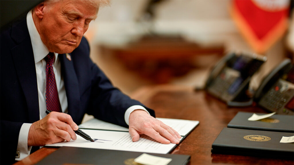 Donald Trump firma decreto para cerrar la frontera y desplegar mil 500 militares