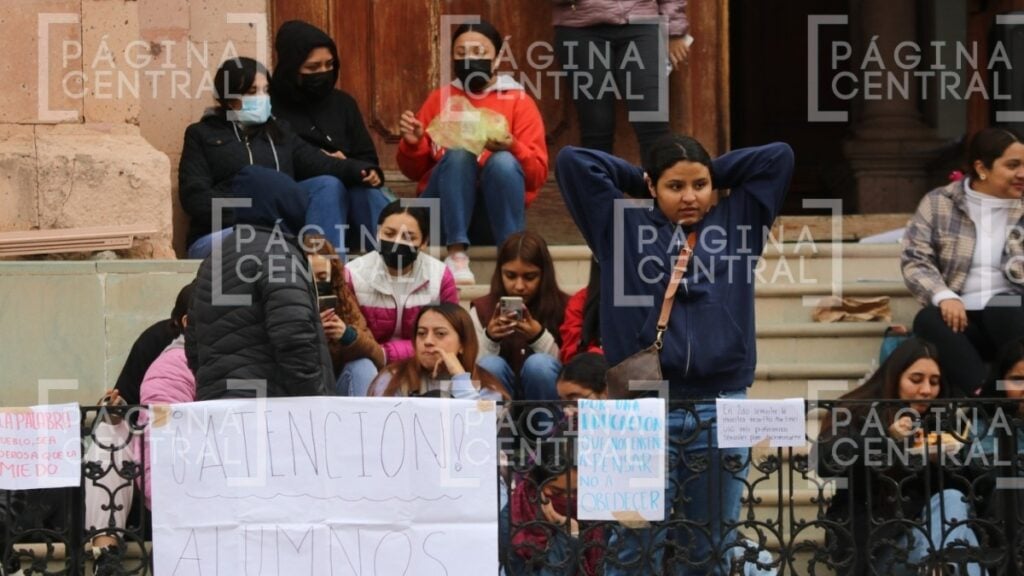 Estudiantes de la Normal exigen con protesta despido de docentes
