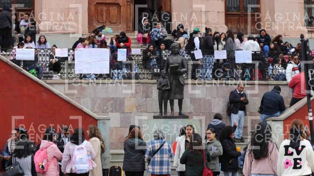 Estudiantes de la Normal exigen con protesta despido de docentes