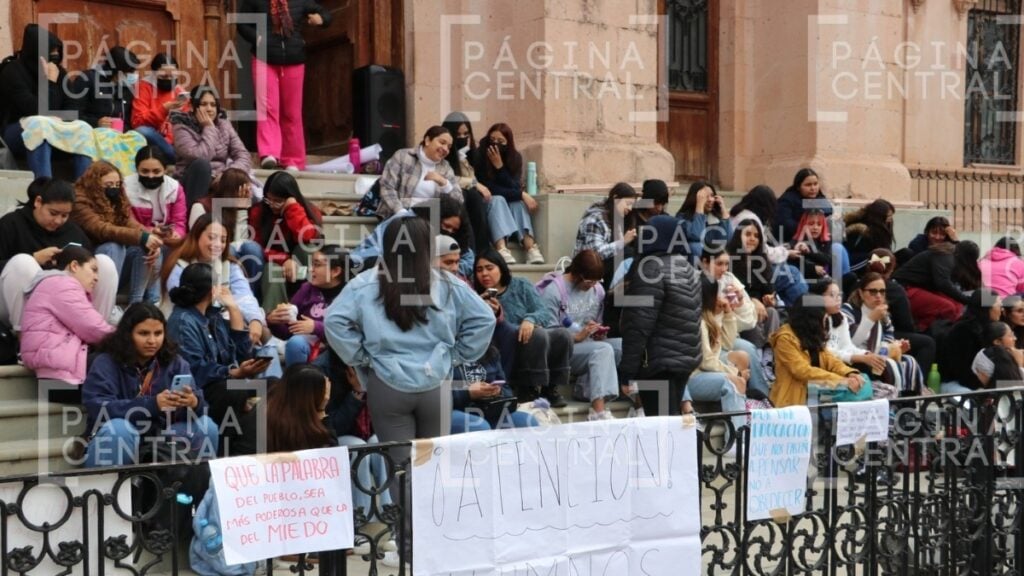 Estudiantes de la Normal exigen con protesta despido de docentes