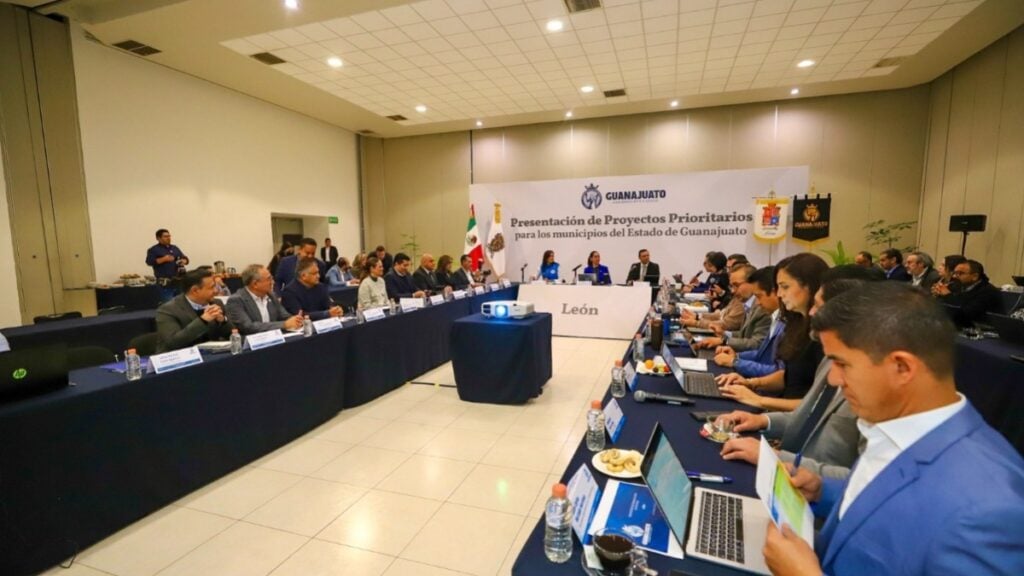 Confía Ale en apoyo del Estado para soluciones viales en León