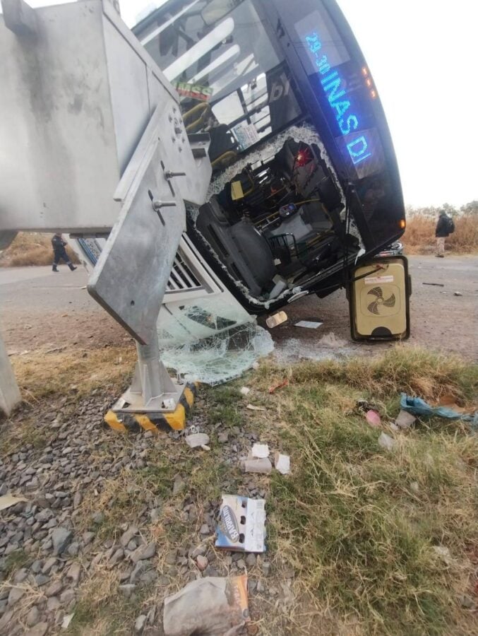 Conductor de transporte intenta ganar el paso al tren y chocan