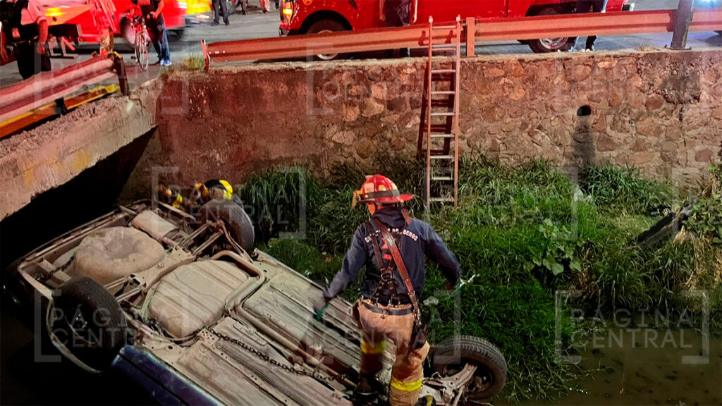 Fracciones de Crespo: Vehículo a exceso de velocidad choca, vuelca y cae al río