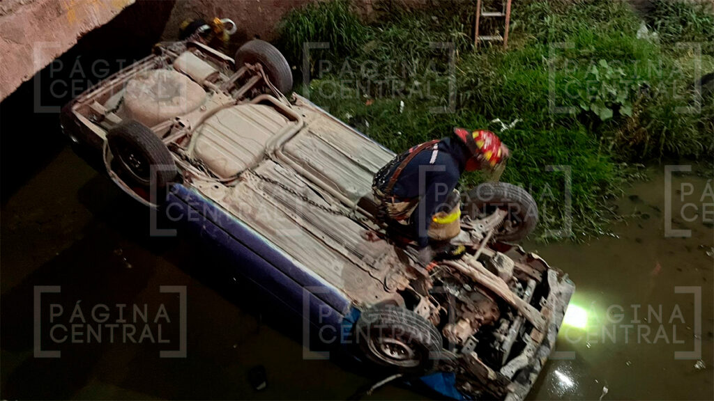 Fracciones de Crespo: Vehículo a exceso de velocidad choca, vuelca y cae al río