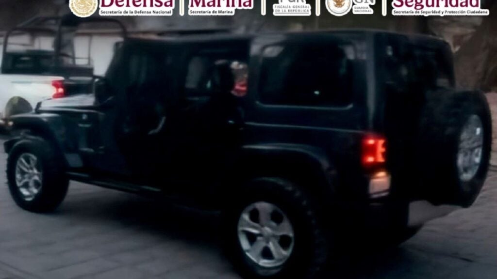 La camioneta en la que fue detenido "El Cholo", tenía en su interior droga y armas.