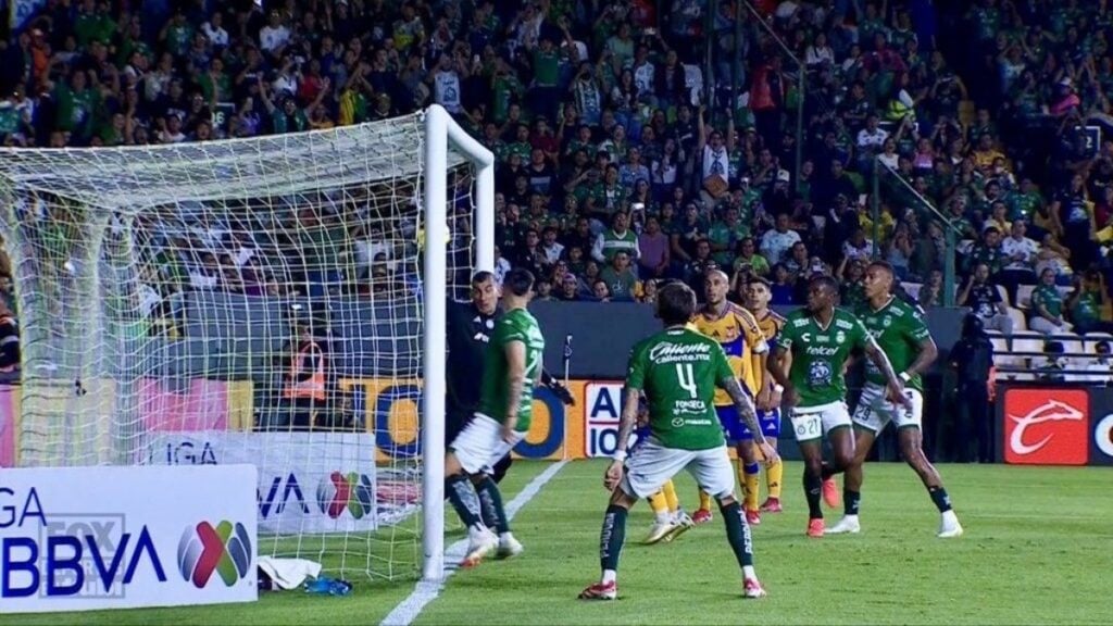 Un gol válido no fue considerado para el Club León en el juego contra Tigres.