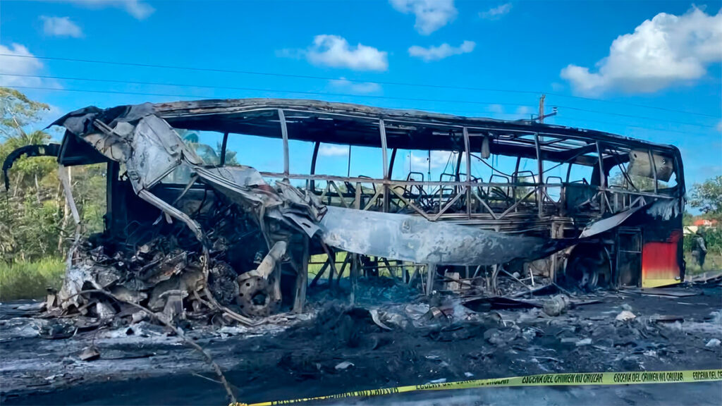 Campeche: Choque entre autobús de pasajeros y un tráiler deja al menos 30 muertos