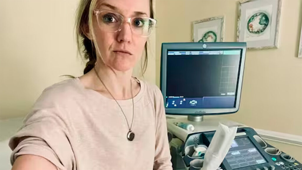 Mujer denuncia a clínica de fertilidad por cometer un error y tener al bebé de otra pareja