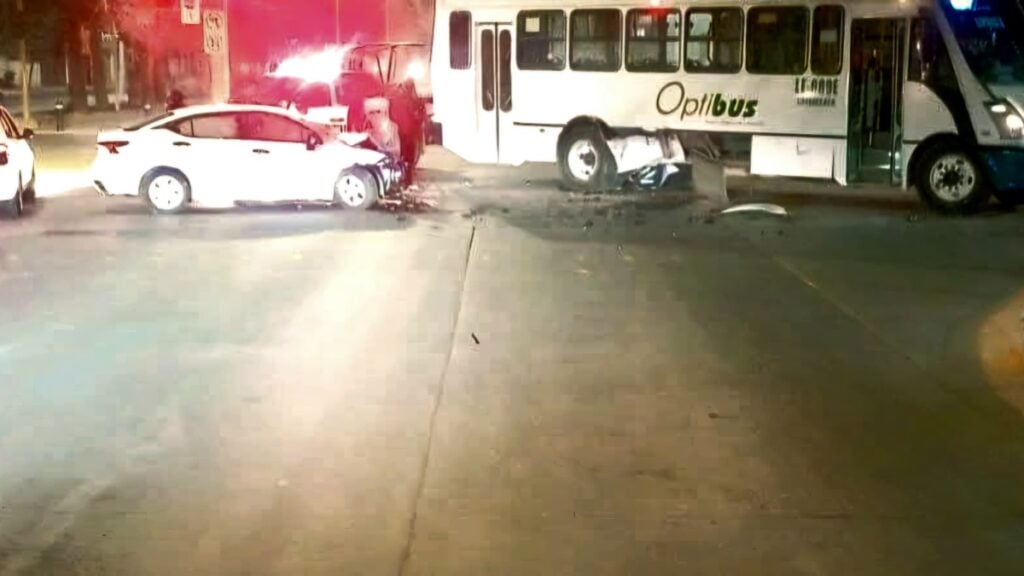 Mujer turista sufre choque contra camión urbano