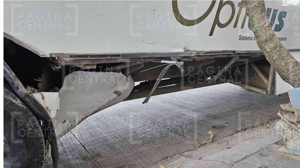 Mujer turista sufre choque contra camión urbano