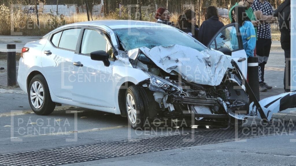 Mujer turista sufre choque contra camión urbano