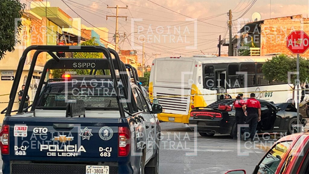 Diez de Mayo: Vehículo baleado choca contra un autobús