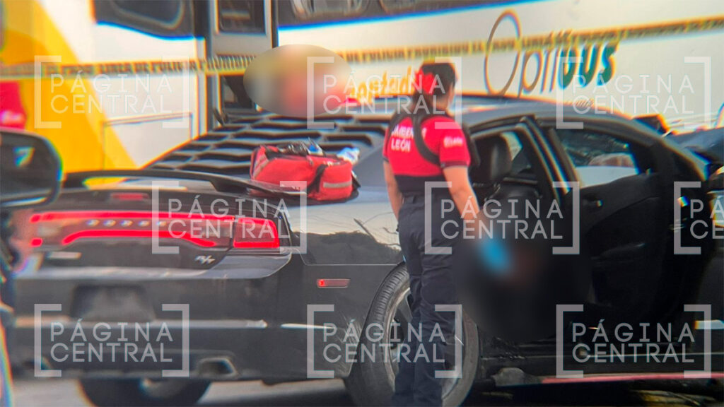 Diez de Mayo: Vehículo baleado choca contra un autobús