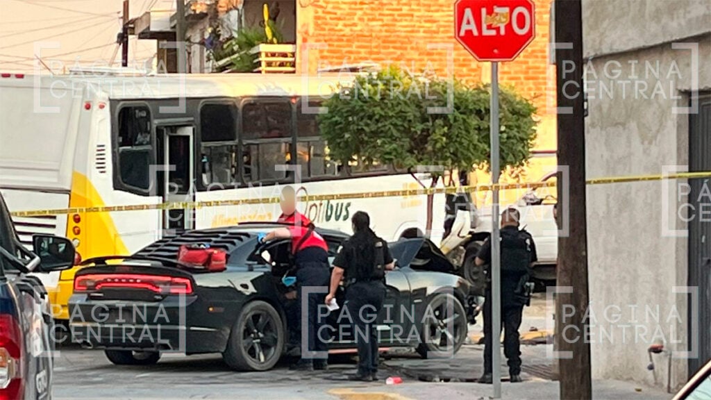 Diez de Mayo: Vehículo baleado choca contra un autobús