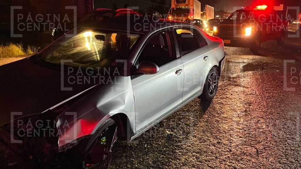 Conductor causa volcadura en la León-Silao y huye corriendo