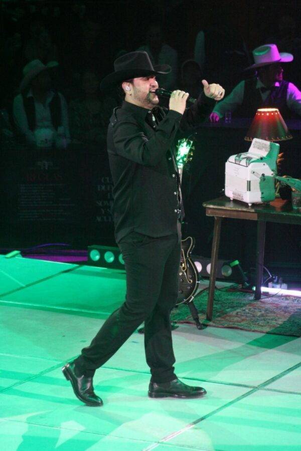 Edén Muñoz en León: Llena de música y fiesta el Palenque