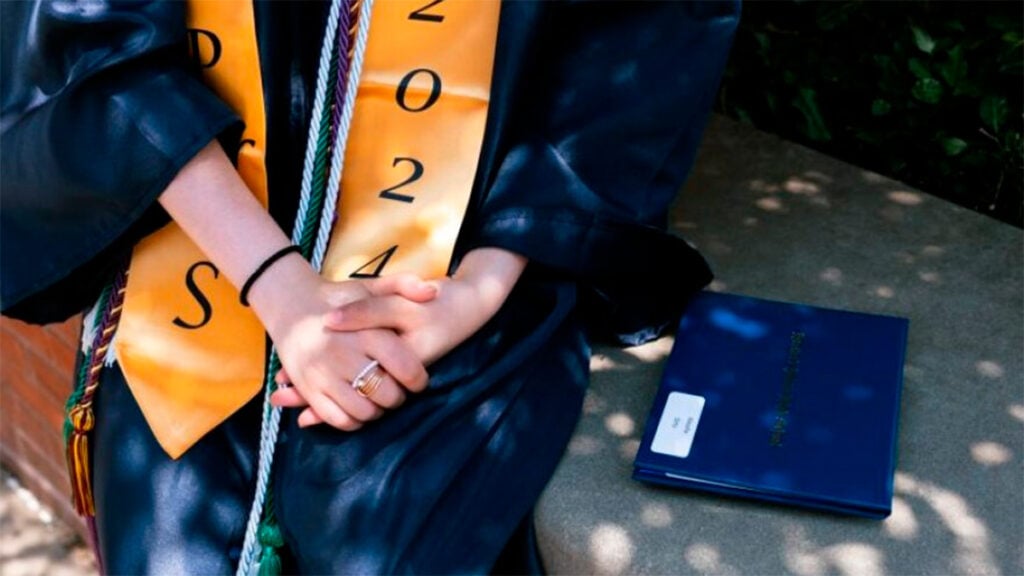 Connecticut: Estudiante denuncia a su escuela tras graduarse sin saber leer ni escribir