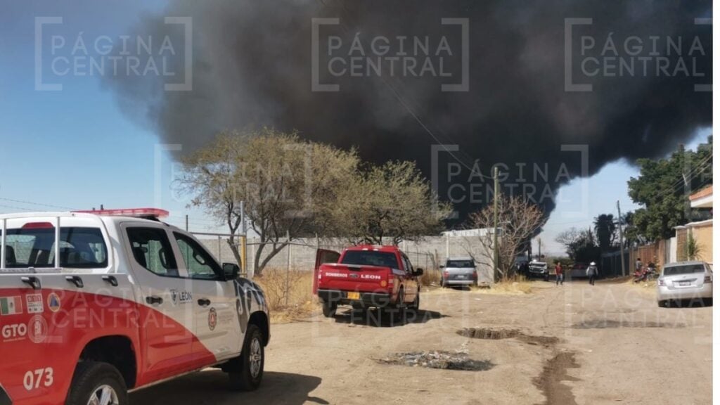 Incendio de recicladora en Granjas Económicas alarma a vecinos