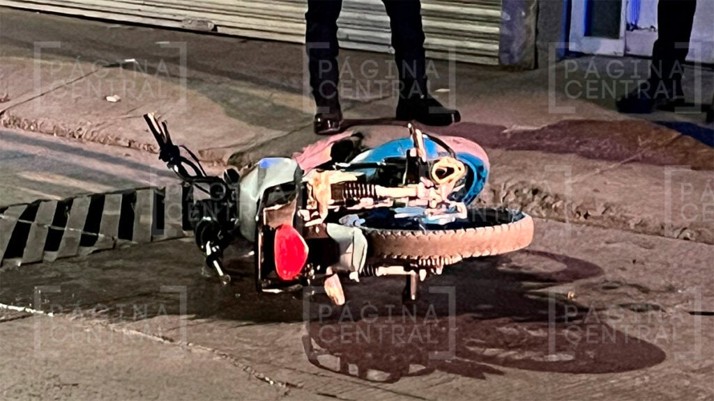 Lomas de Vista Hermosa: Balean a menor y huyen corriendo al incendiarse su moto