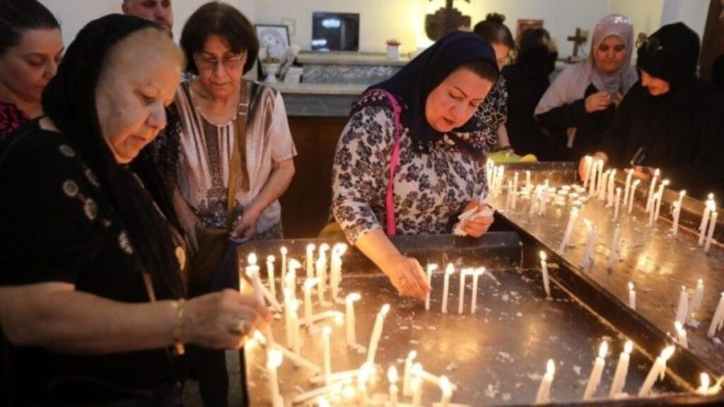 En la Plaza de San Pedro los fieles se han congregado para orar por el papa Francisco. 