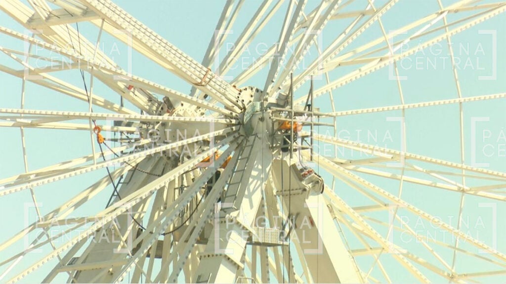 Feria de León: Tres hombres caen de 10 metros al desarmar la rueda de la fortuna