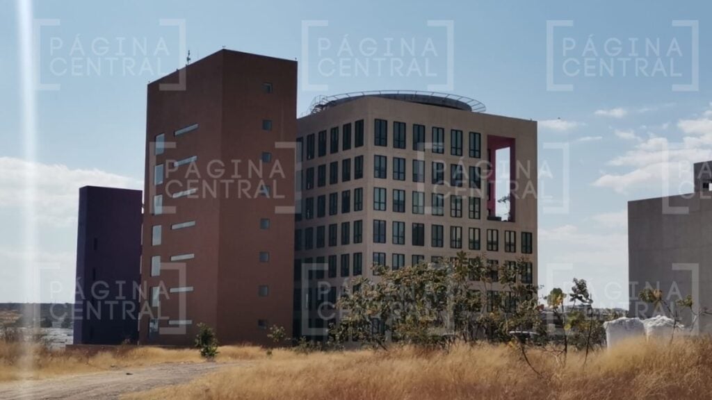 Albañil cayó desde el cuarto piso de un hotel en construcción León