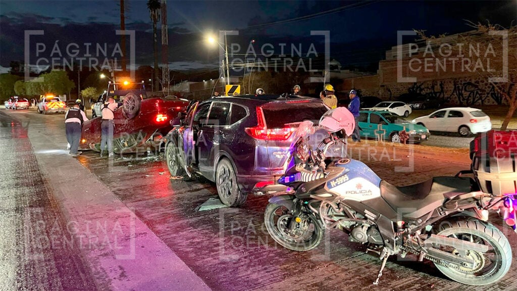 Balcones del Campestre: Vuelca carro y otro lo choca