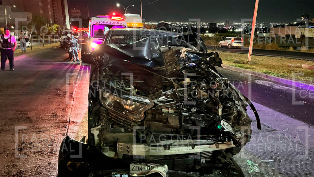 Balcones del Campestre: Vuelca carro y otro lo choca