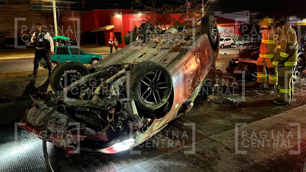 Balcones del Campestre: Vuelca carro y otro lo choca