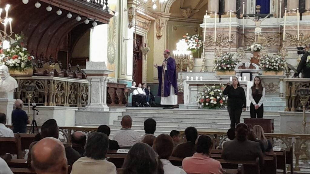 Arzobispo de León homenajea a los 8 jóvenes asesinados