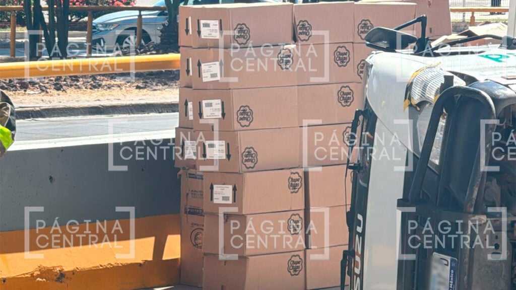 Camión cargado con paletas vuelca en Cerrito de Jerez y desata caos vial