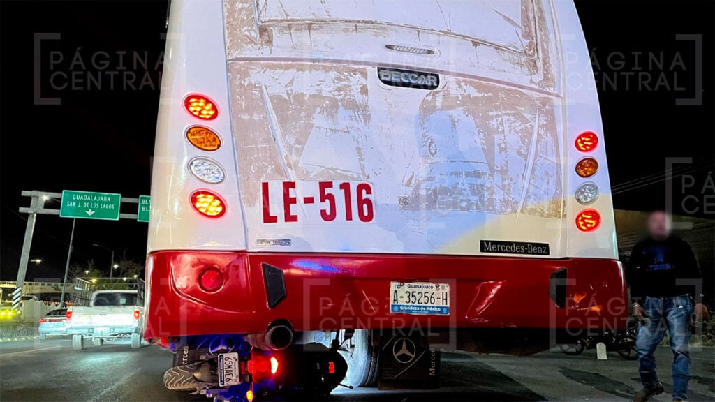 Libramiento Morelos: Derrapa en su motocicleta y termina bajo un camión urbano