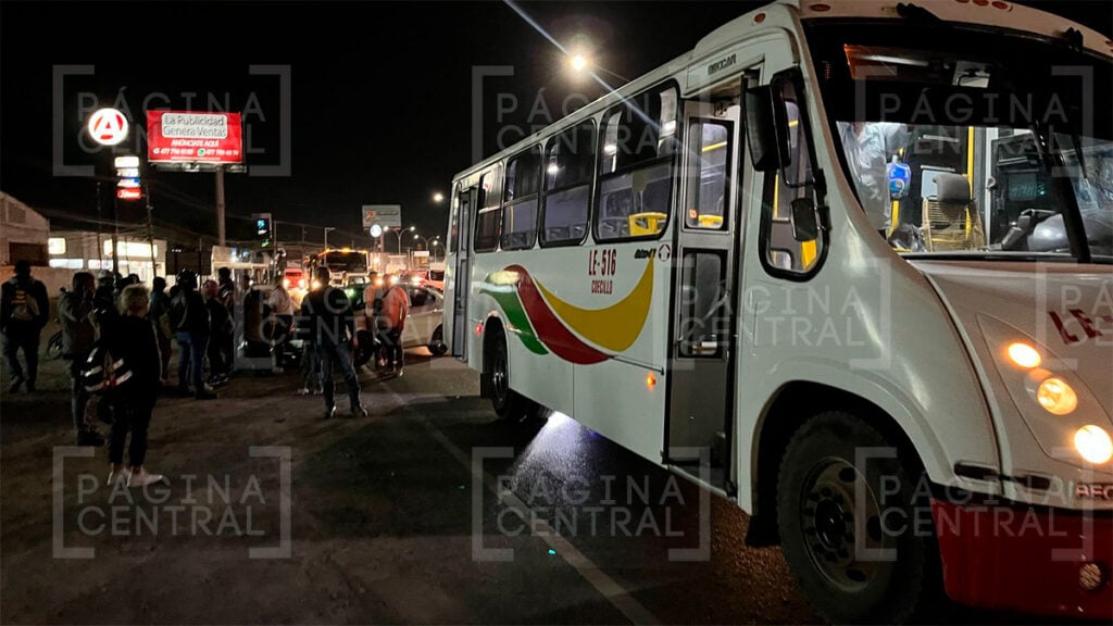 Libramiento Morelos: Derrapa en su motocicleta y termina bajo un camión urbano