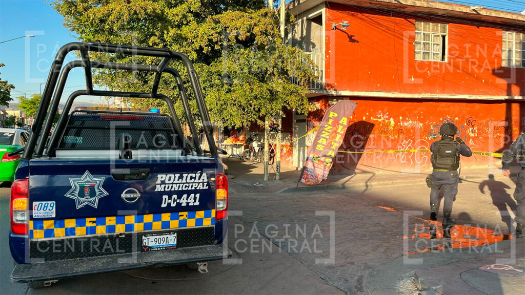 Bebían en la vía publica y motosicarios les dispararon en la León I