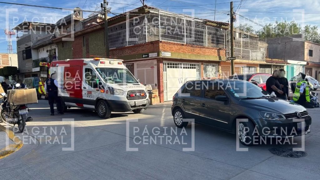 Deportiva II: Conductor de auto compacto atropella a mujer ciclista